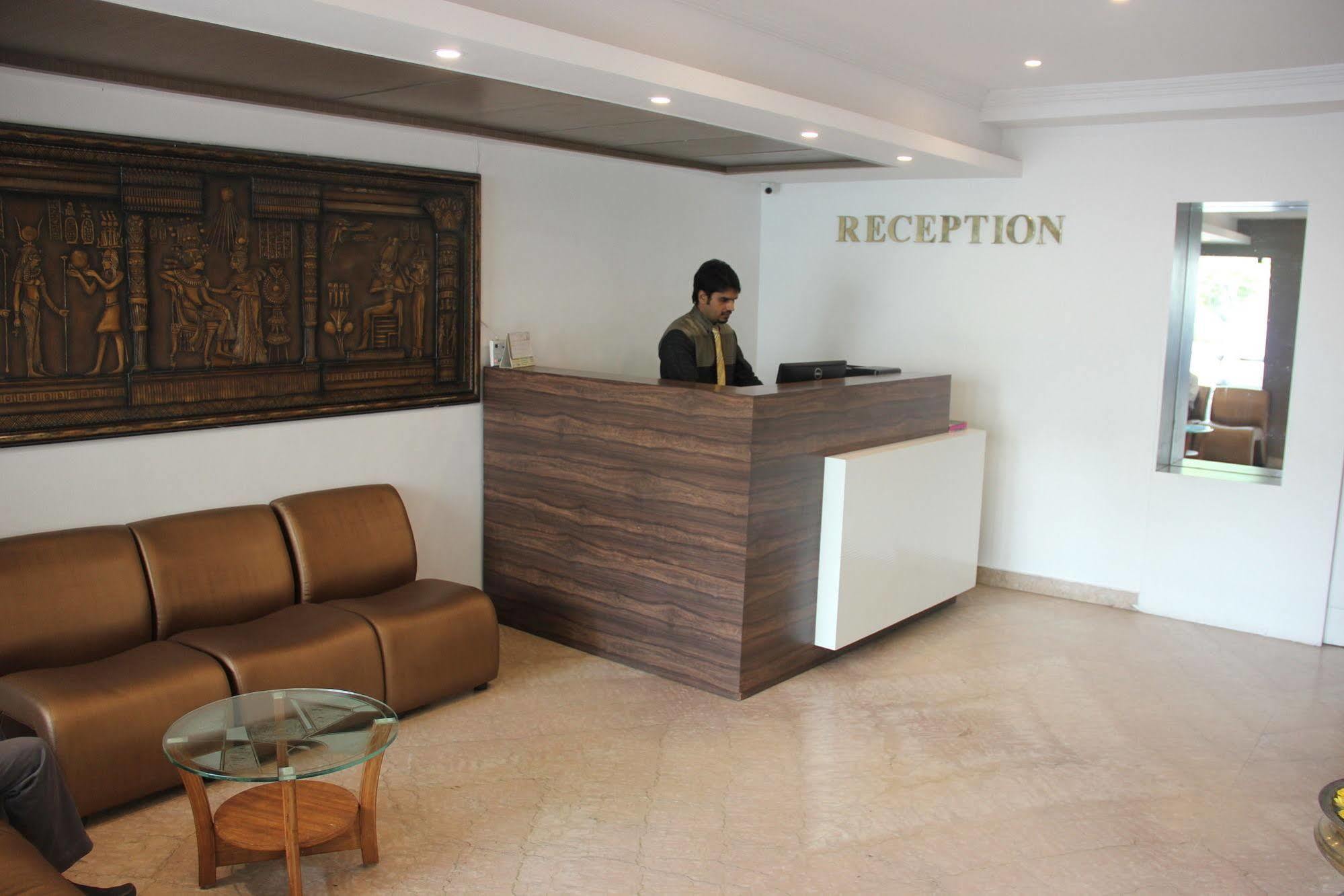 Brownstar Boutique Hotel Madras Buitenkant foto