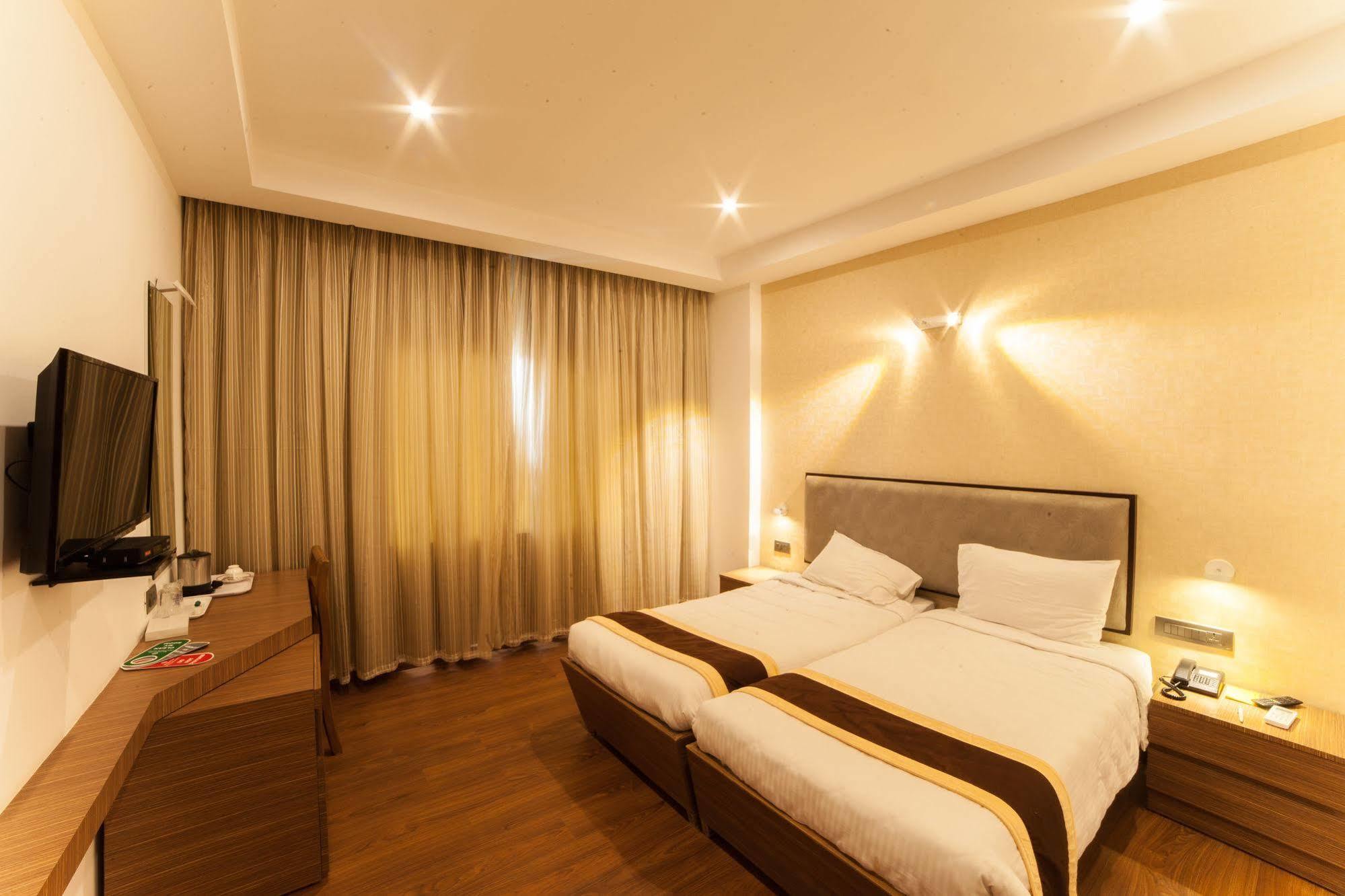 Brownstar Boutique Hotel Madras Buitenkant foto