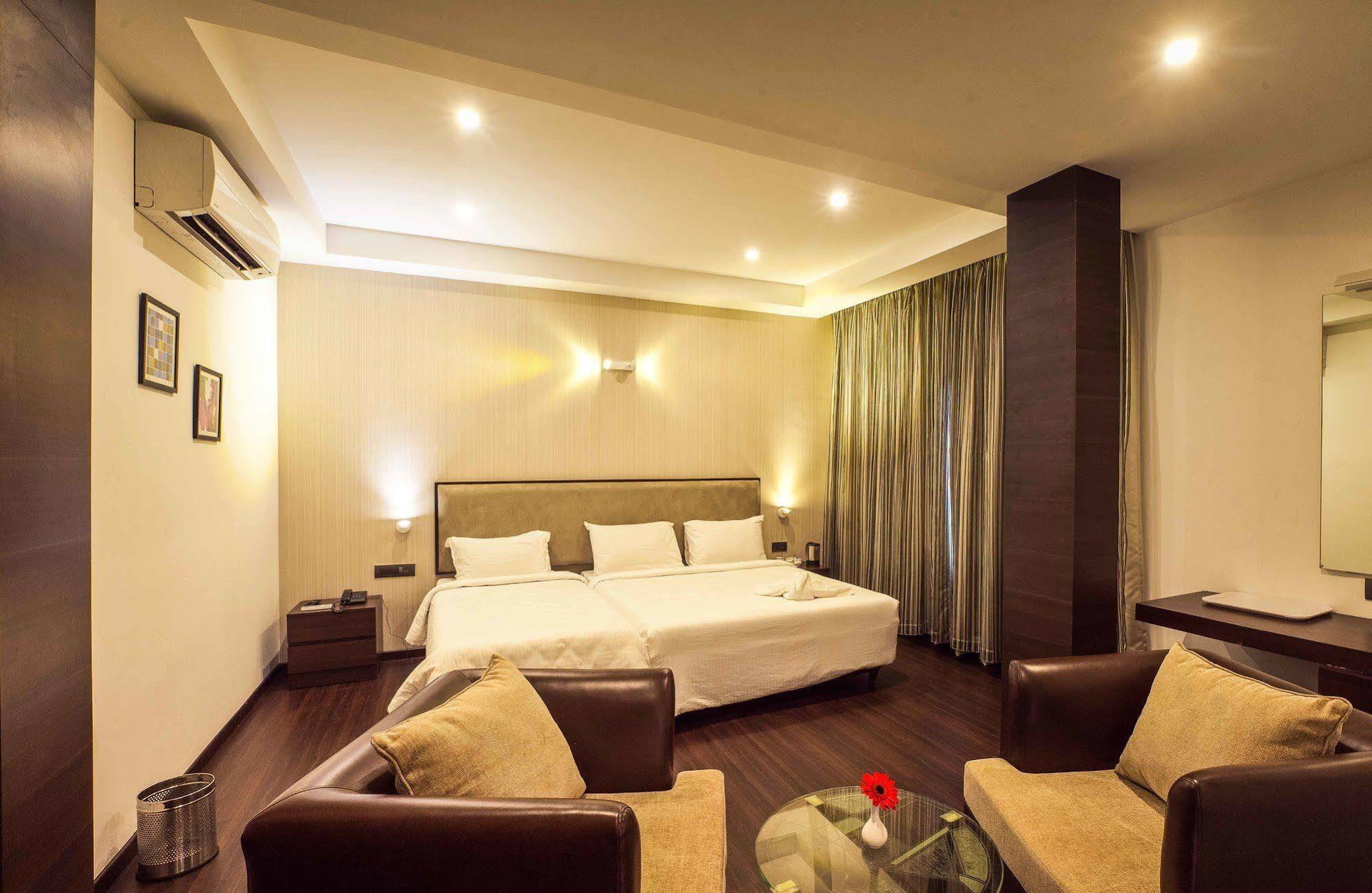 Brownstar Boutique Hotel Madras Buitenkant foto